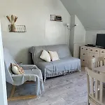 Reseda Appartement, 50 M De La 아파트 얼트